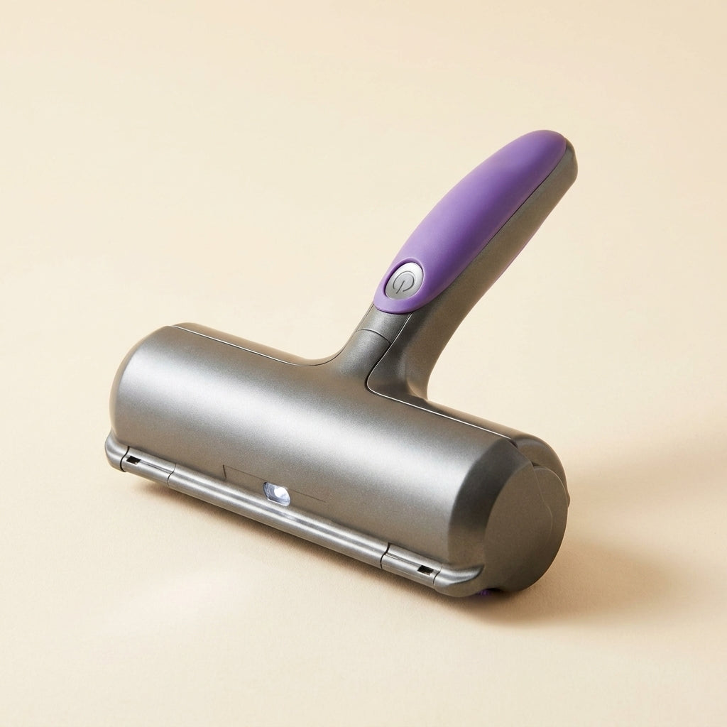 Removedor de pelo sónico MimosPet gris y morado sobre fondo crema